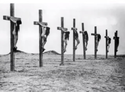 Najpoznatija fotografija armenskog holokausta, smatra se kako su turski vojnici silovali, mučili i na koncu razapeli na križeve nekoliko tisuća armenskih žena.