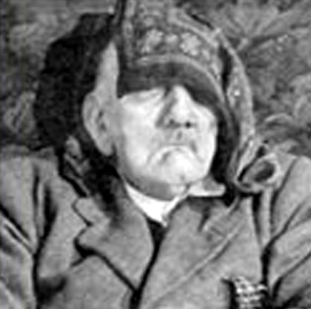 Jedan od Hitlerovih dvojnika upucanih u glavu, za ovu se fotografiju dugo vremena vjerovalo kako pokazuje mrtvog Hitlera u bunkeru u Berlinu.