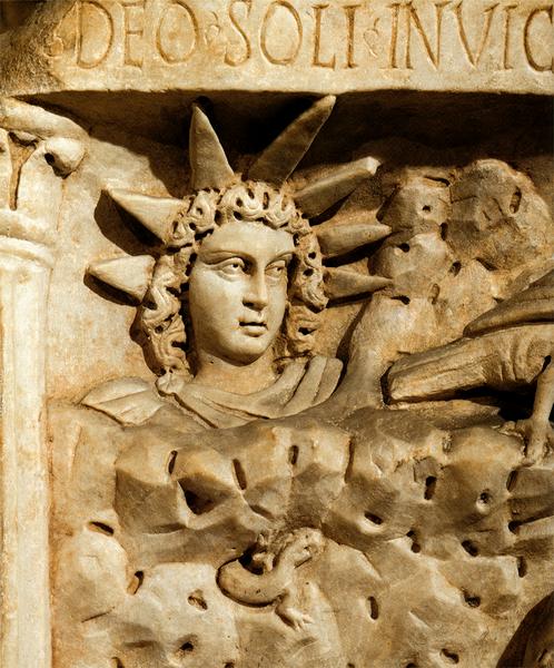 Sol Invictus nastao iz kulta MItre, car Konstantin je datum rađanja "Nepobjedivog Sunca" pripisao rođenju Isusa od Nazareta.