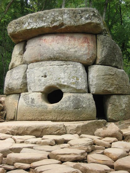 Neobični okrugli dolmeni s ostatkom crvene boje na fasadi.