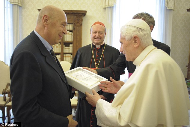 Papa poklanja kopiju svoje kontroverzne knjige jednom od svojih izdavača. Fotografija vlasništvo Reutersa.