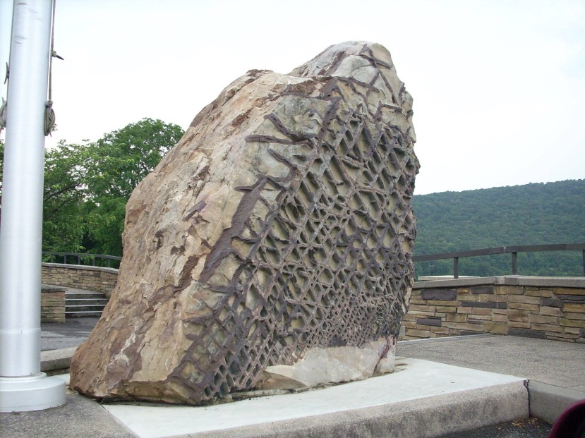 Waffle rock u West Virginiji predstavlja još jednu misteriju divovskih megalita, no pored svoje veličine i težine ovaj kamen na sebi ima i nevjerojatnu mrežu koja ne nalikuje na prirodnu tvorevinu. 