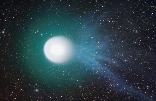 Kometa Holmes snimljena 04.11.2007. u trenutku stvaranja "kratkog spoja." Iza komete se vide plavkasti repovi električno nabivenih iona iz solarnih vjetrova.