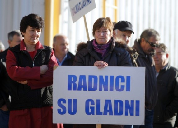 Mirni prosvjed radnika Dalmacija vina koji preko pola godine nisu dobili plaću za svoj pošteni rad.
