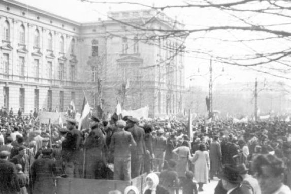 Prosvjedi u Beogradu nakon pristupa Jugoslavije trojnom paktu Njemačke, Japana i Italije.