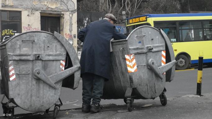 Srpska stvarnost - sve je više ljudi koji prekopavaju kontejnere za smeće kako bi našli nešto za jelo.