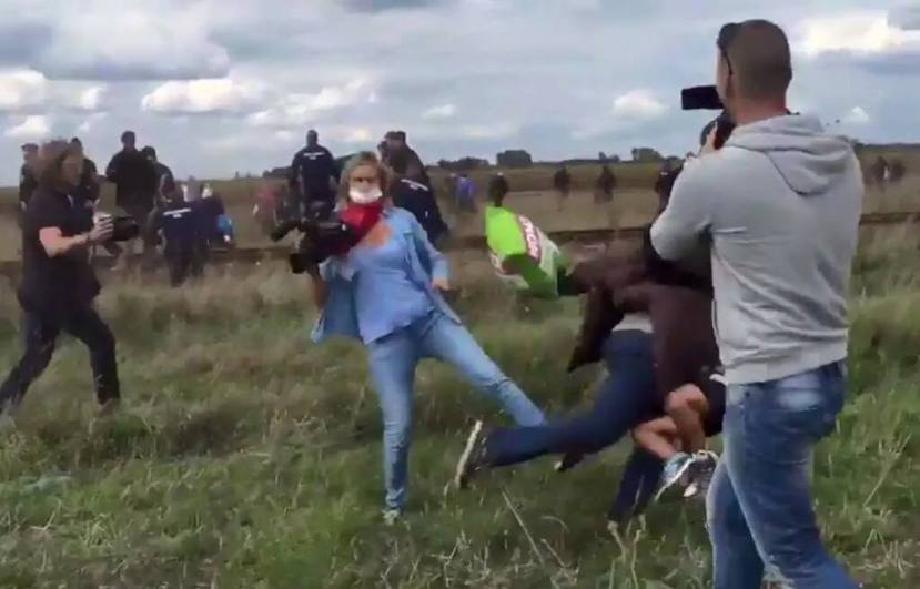"Vrla" novinarka na (ne)djelu, podmeće nogu ocu i sinu izbjeglicama.