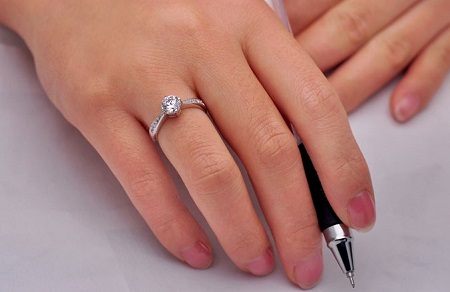 Tipičan dijamantni prsten od jednog karata. Tradicija koju nam je namjestio De Beers.