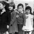 japanska djeca se zaklinju američko zatavi a nakon toga se šalju u logore 1942